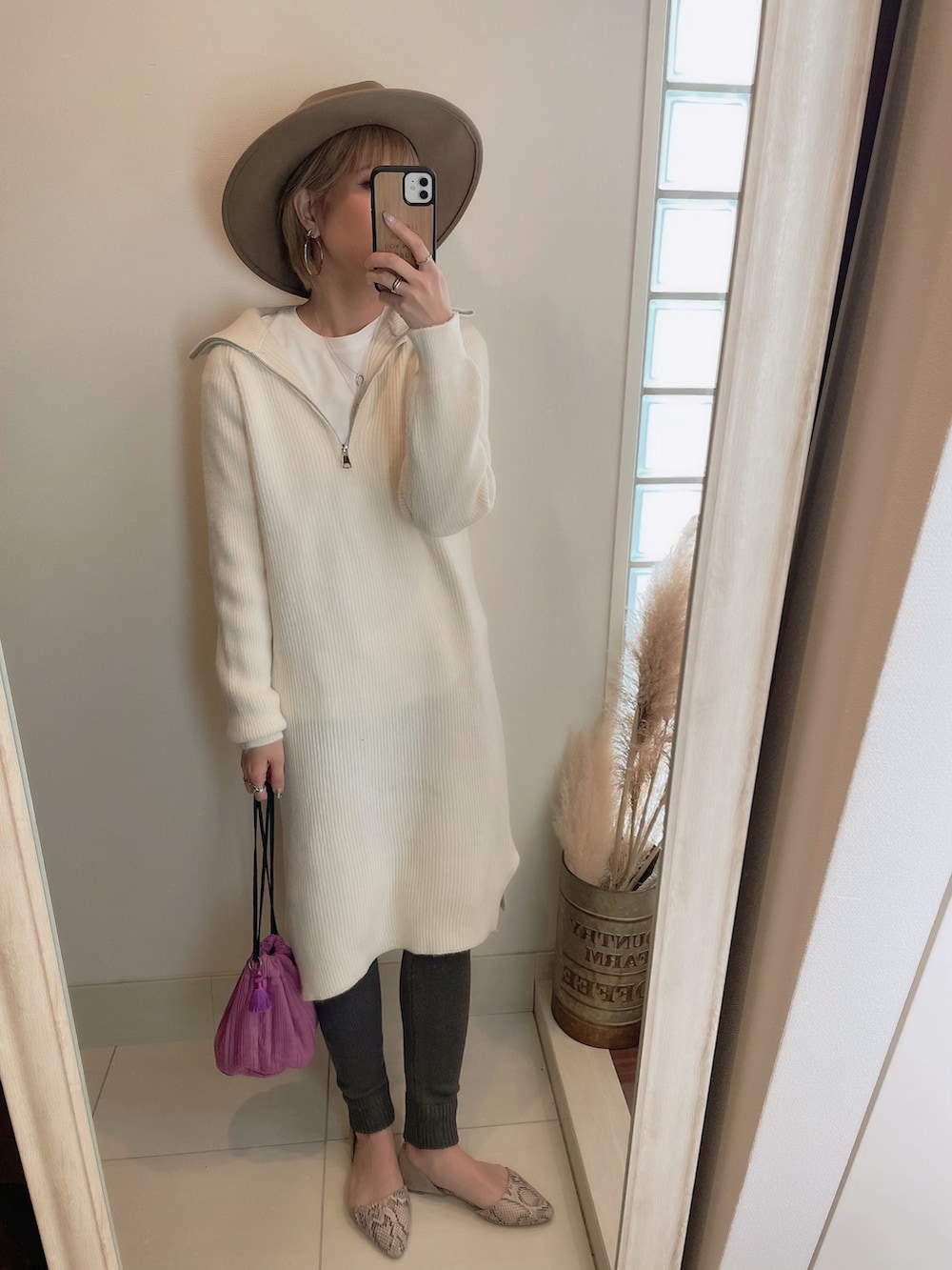 パープル系のショルダーバッグ、ブラウン系のハットを着用したレディースの春コーディネートの3枚目の写真