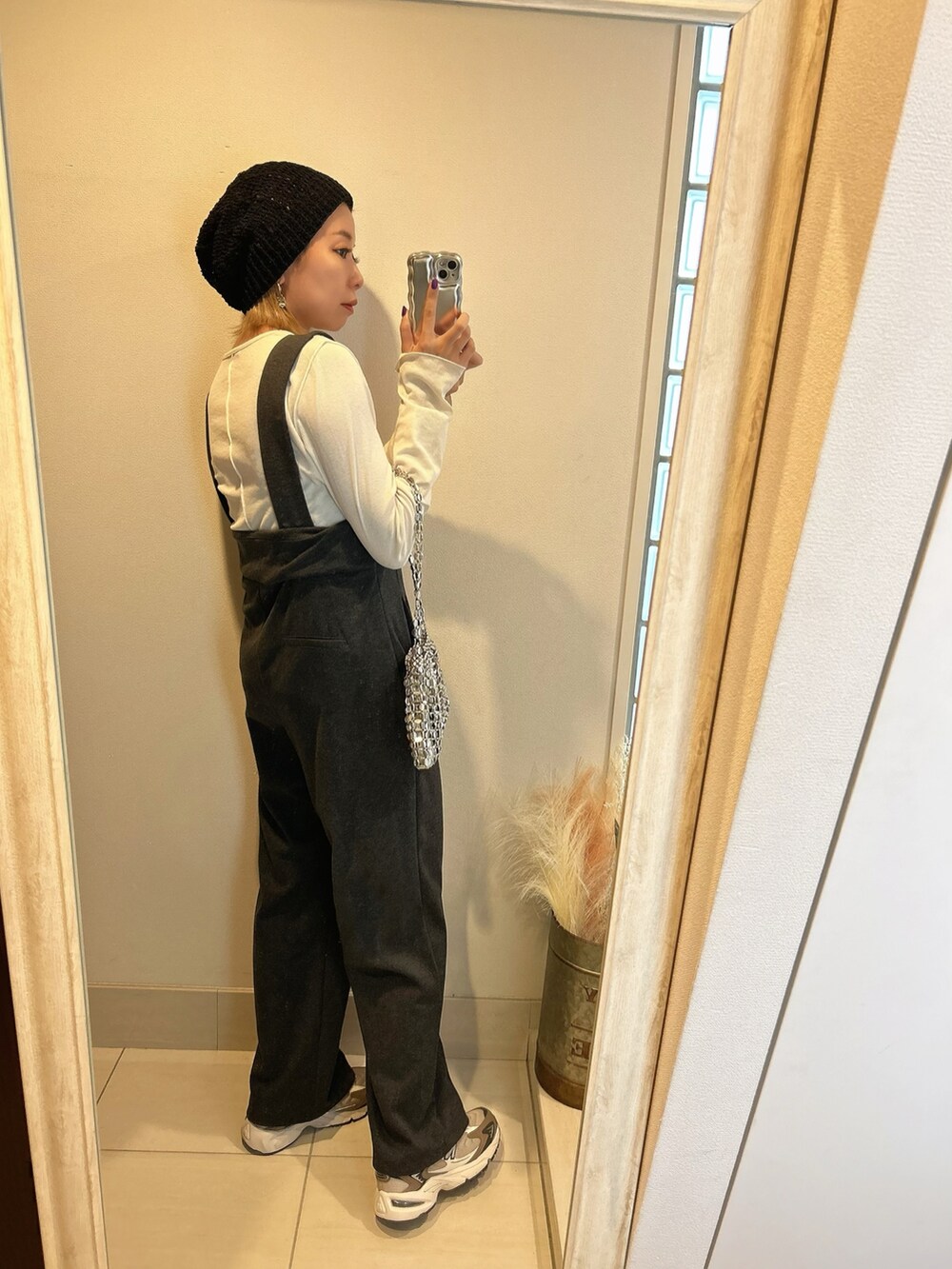 グレー系のサロペット/オーバーオール、ブラウン系のスニーカー、ブラック系のニットキャップ/ビーニーを着用したレディースの秋コーディネートの2枚目の写真