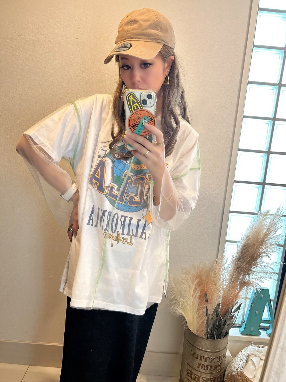 その他のサンダル、ホワイト系のTシャツ/カットソー、ベージュ系のキャップを着用したレディースの夏コーディネートの3枚目の写真
