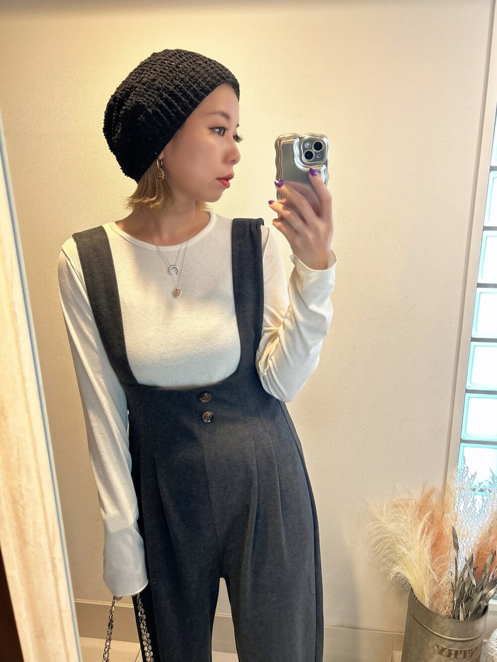 グレー系のサロペット/オーバーオール、ブラウン系のスニーカー、ブラック系のニットキャップ/ビーニーを着用したレディースの秋コーディネートの3枚目の写真