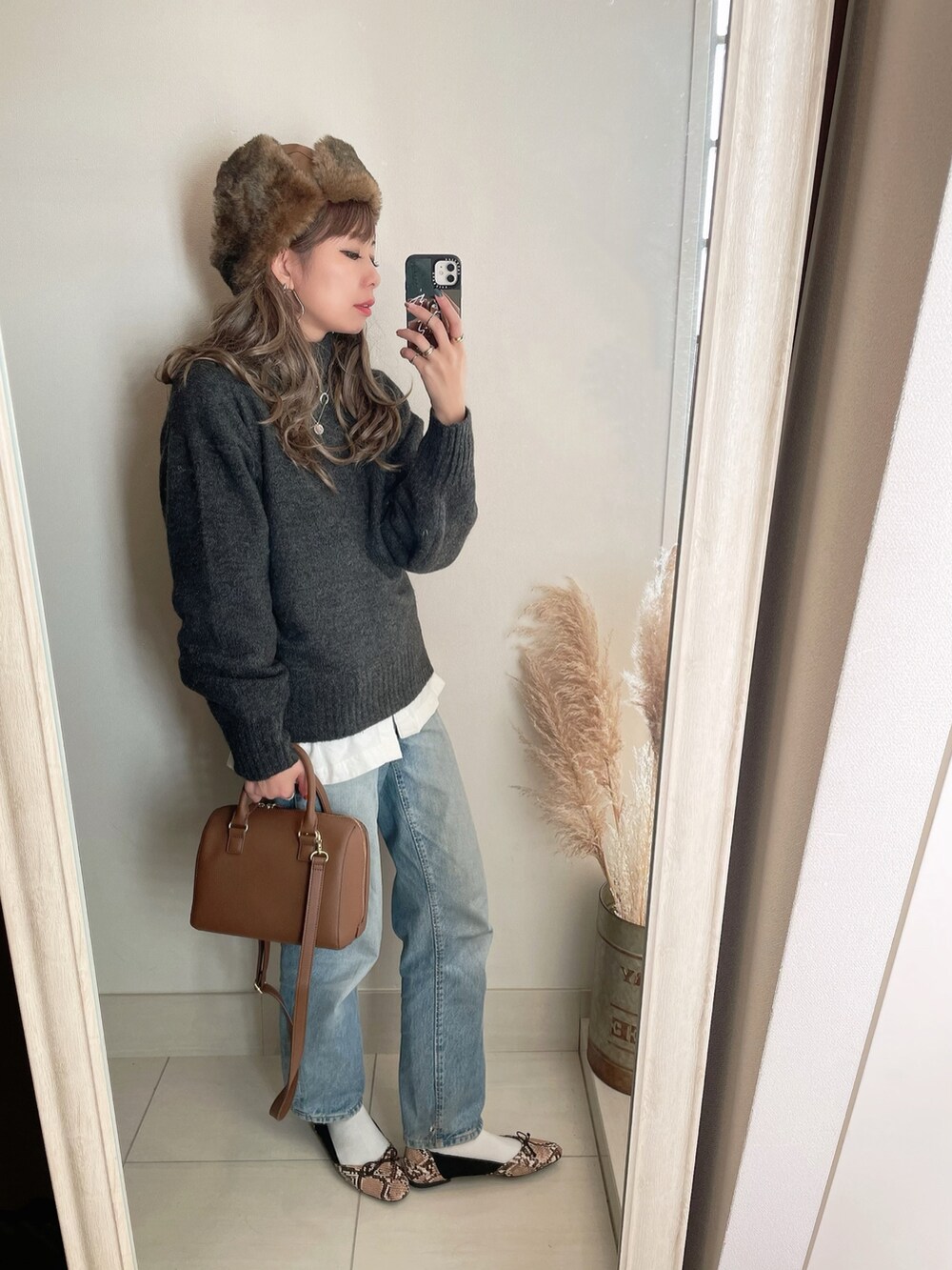 グレー系のニット/セーター、ブラウン系のバッグ、その他のバレエシューズを着用したレディースの冬コーディネートの2枚目の写真