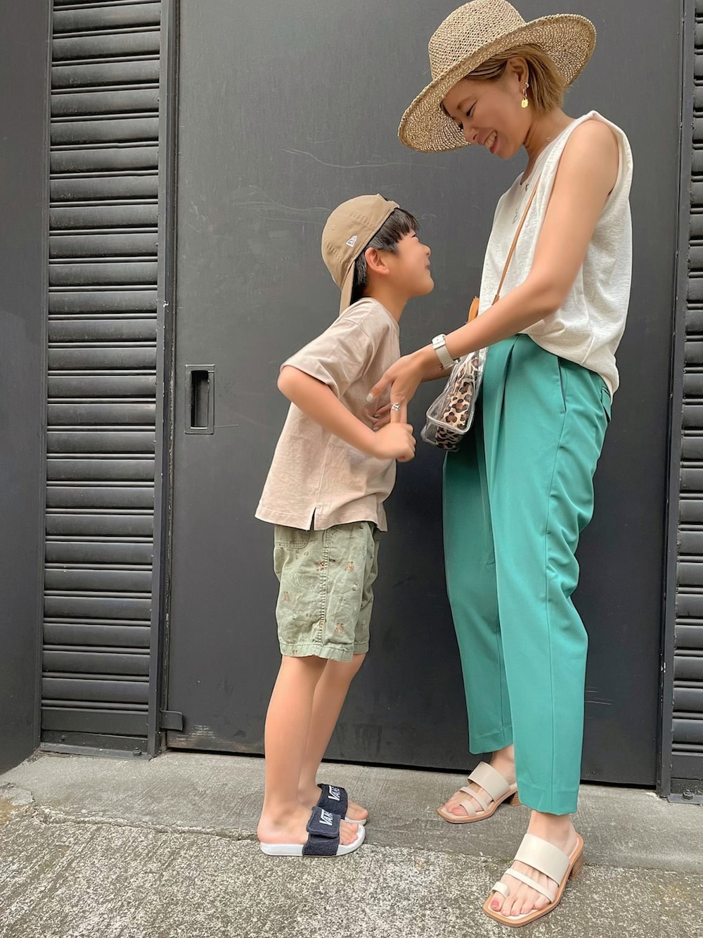 ベージュ系のショルダーバッグ、グリーン系のその他パンツ、イエロー系のサンダルを着用したレディースの春コーディネートの5枚目の写真