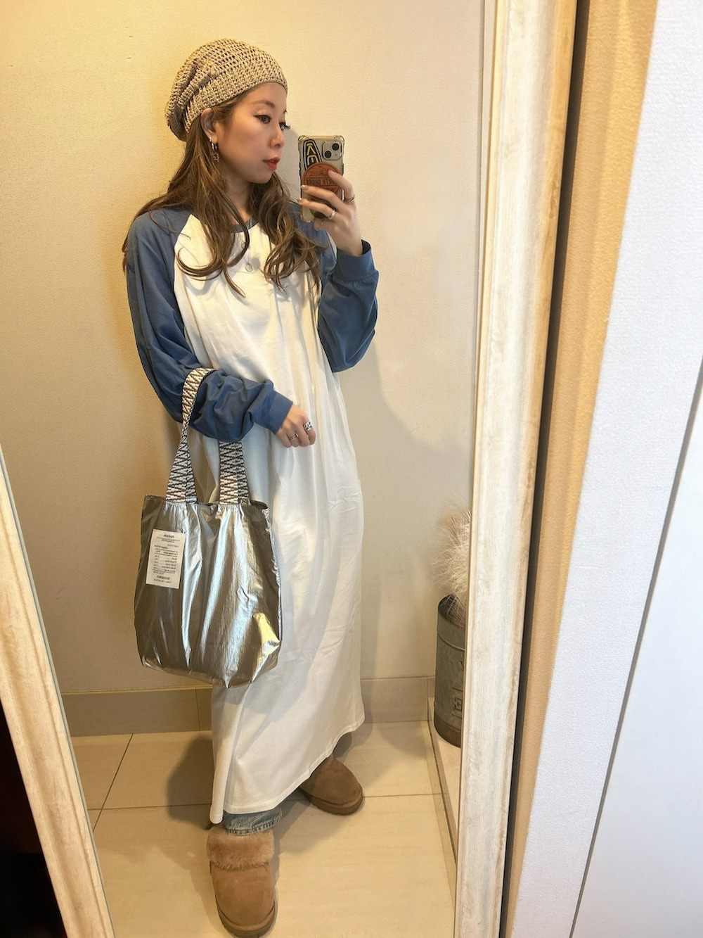 ブルー系のワンピース、ベージュ系のニットキャップ/ビーニーを着用したレディースの冬コーディネートの2枚目の写真