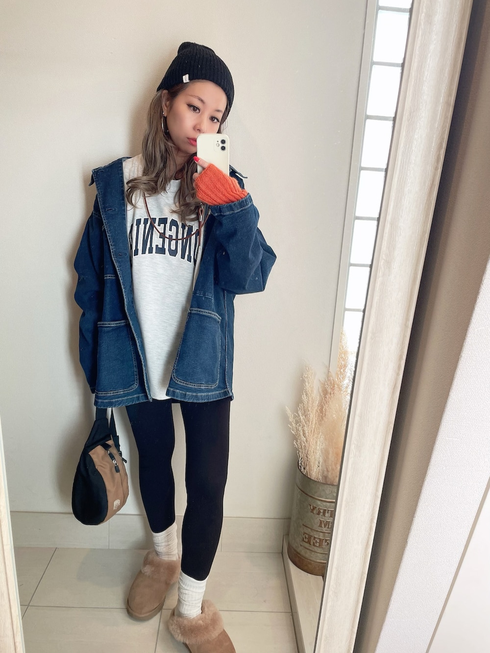 ベージュ系のシューズ、ホワイト系のスウェット、ブルー系のデニムジャケットを着用したレディースの冬コーディネートの2枚目の写真