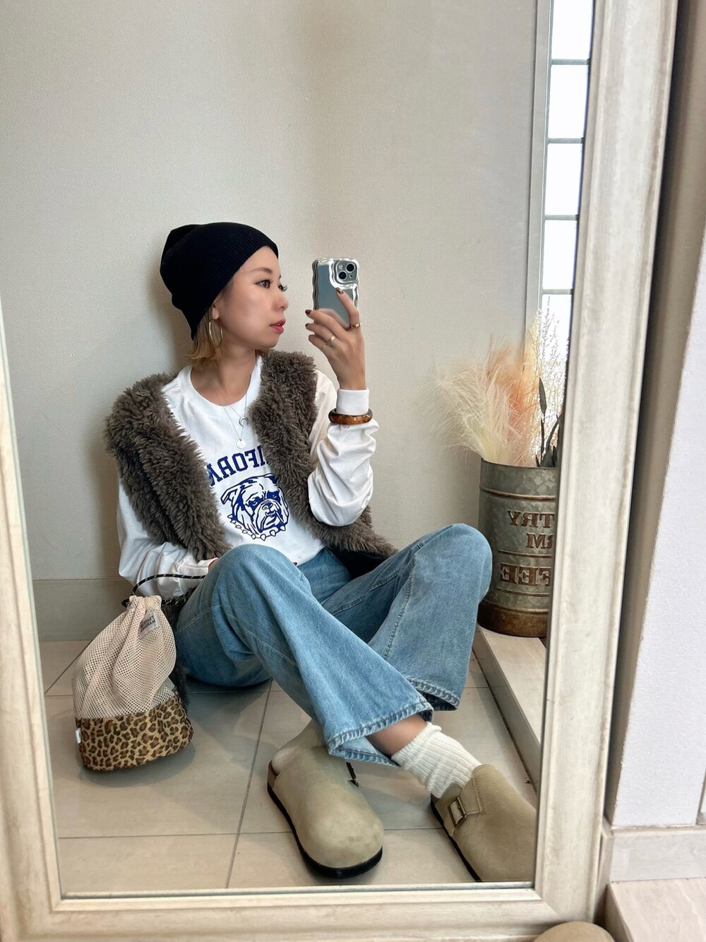 ホワイト系のTシャツ/カットソー、グレー系のベスト、その他のバッグを着用したレディースの秋コーディネートの2枚目の写真