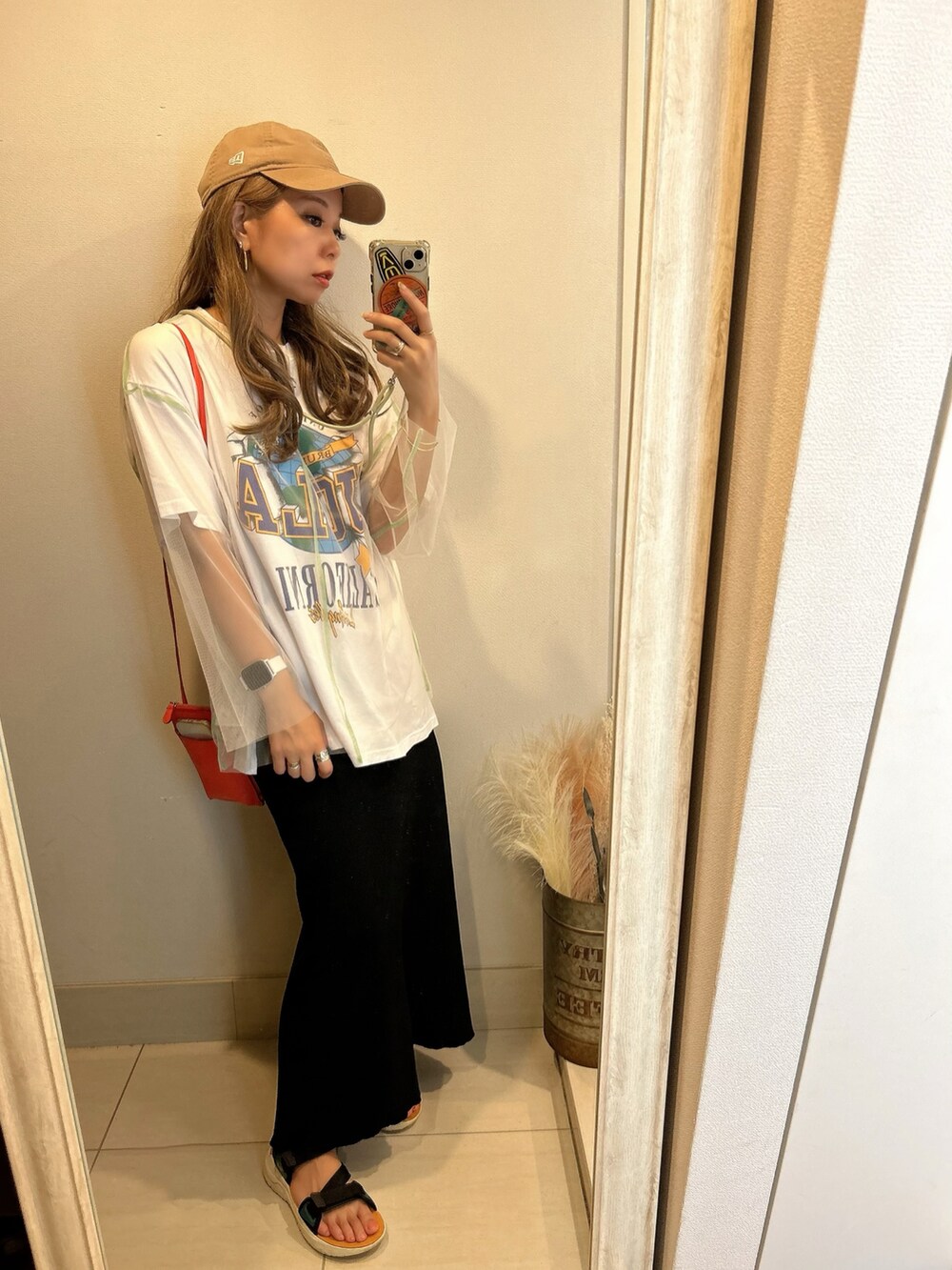 その他のサンダル、ホワイト系のTシャツ/カットソー、ベージュ系のキャップを着用したレディースの夏コーディネートの2枚目の写真