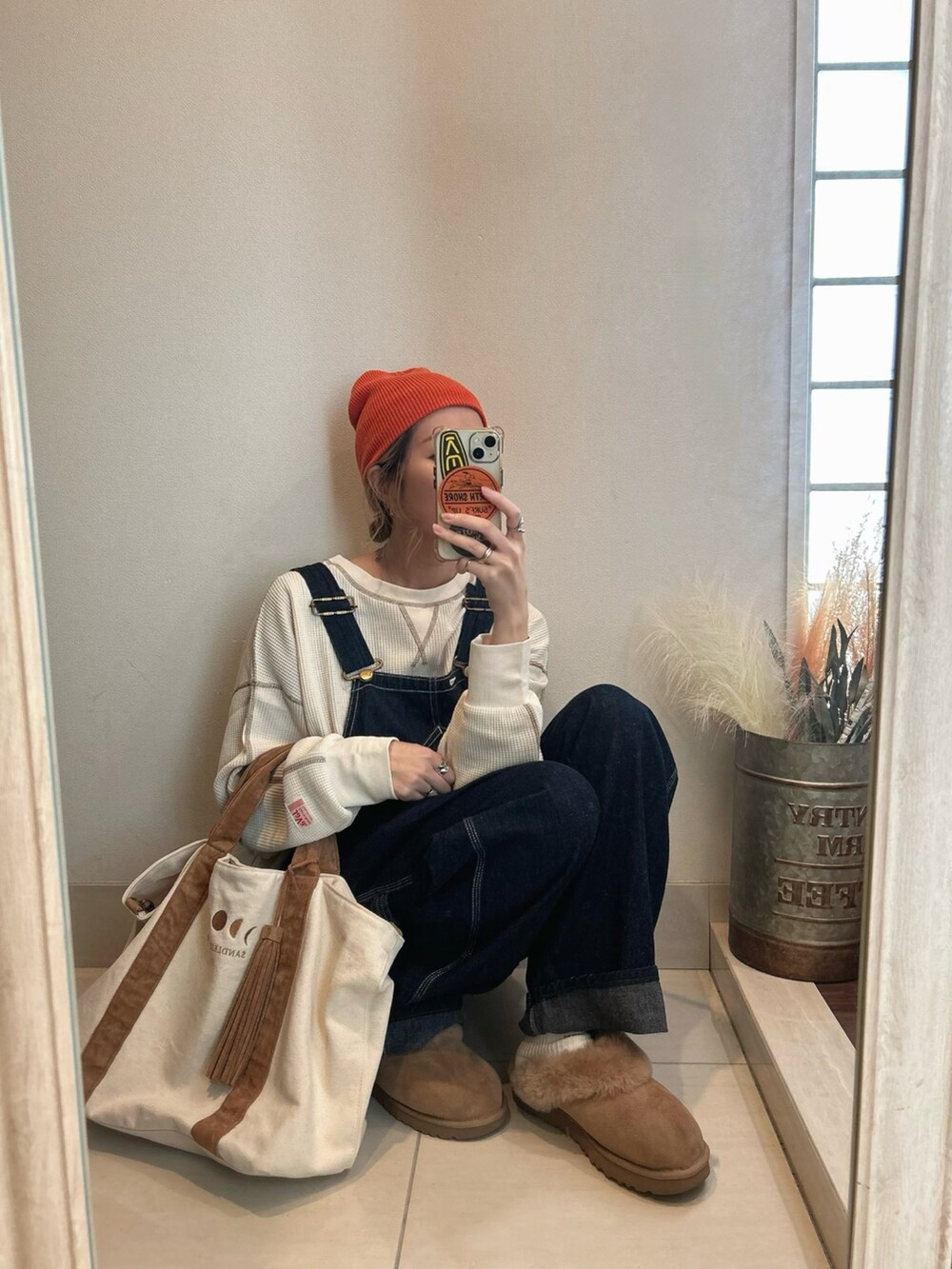 ブルー系のサロペット/オーバーオール、ホワイト系のTシャツ/カットソー、ベージュ系のシューズを着用したレディースの春コーディネートの4枚目の写真