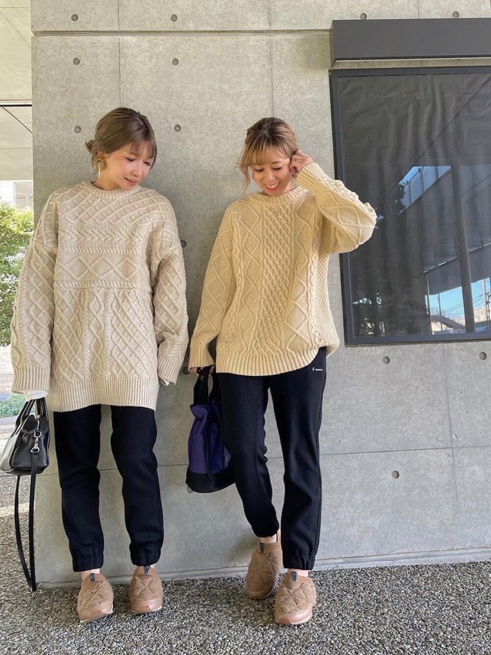 ベージュ系のニット/セーター、パープル系のショルダーバッグ、ブラック系のその他パンツを着用したレディースの冬コーディネートの2枚目の写真