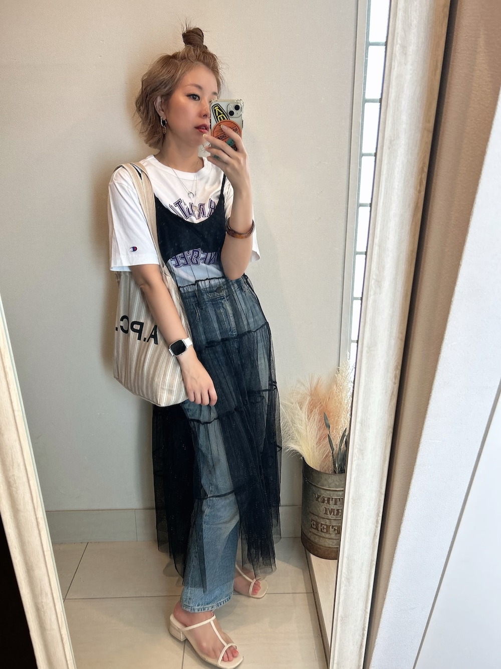 ホワイト系のTシャツ/カットソー、ホワイト系のその他シューズ、ブルー系のデニムパンツを着用したレディースの夏コーディネートの2枚目の写真