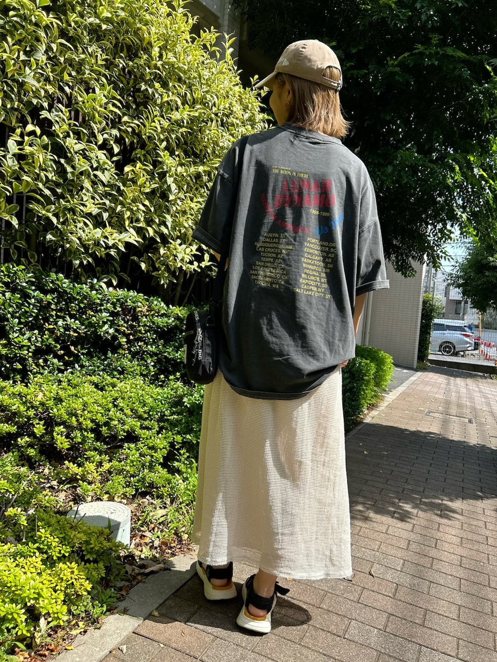 グレー系のTシャツ/カットソー、ブラック系のベスト、ベージュ系のスカートを着用したレディースの夏コーディネートの3枚目の写真