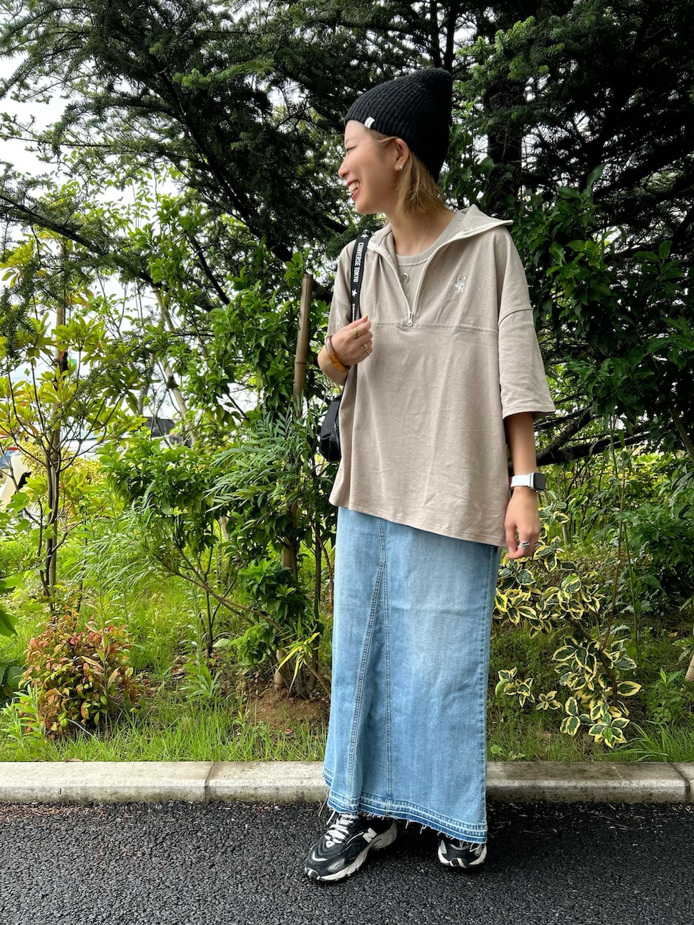 ベージュ系のTシャツ/カットソー、ブラック系のボディバッグ/ウエストポーチ、ブラック系のスニーカーを着用したレディースの夏コーディネートの2枚目の写真