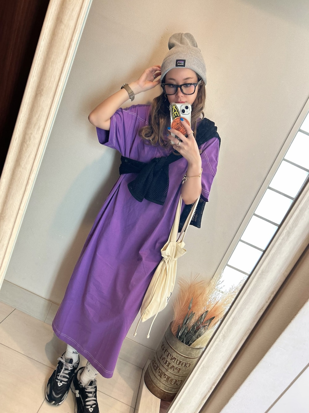 パープル系のワンピース、ホワイト系のトートバッグ、ブラック系のスニーカーを着用したレディースの夏コーディネートの2枚目の写真