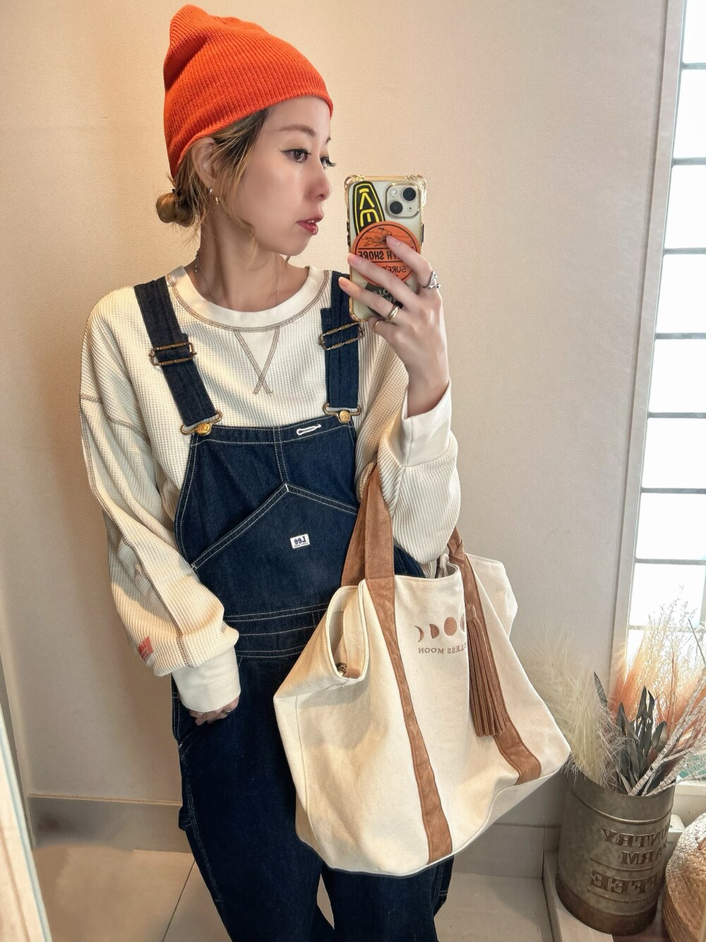 ブルー系のサロペット/オーバーオール、ホワイト系のTシャツ/カットソー、ベージュ系のシューズを着用したレディースの春コーディネートの2枚目の写真