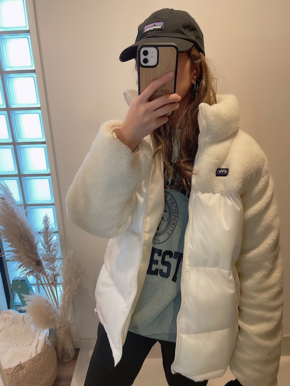 ベージュ系のスニーカー、ブラック系のボディバッグ/ウエストポーチ、ホワイト系のダウンジャケット/コートを着用したレディースの冬コーディネートの3枚目の写真