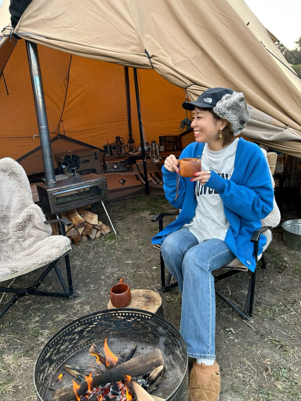 ブルー系のカーディガン/ボレロ、ブラウン系のスニーカー、ブルー系のデニムパンツを着用したレディースの春コーディネートの2枚目の写真