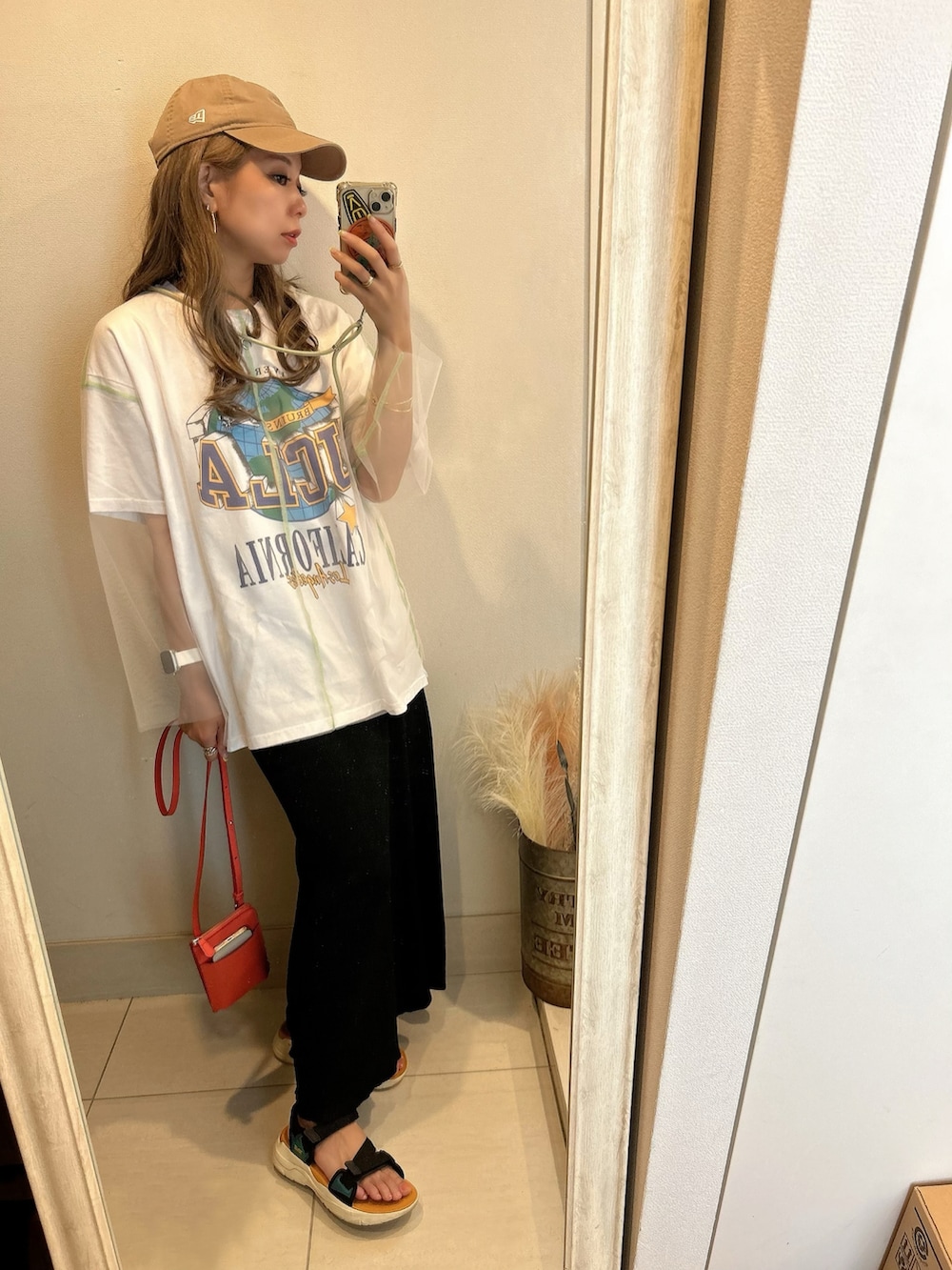 その他のサンダル、ホワイト系のTシャツ/カットソー、ベージュ系のキャップを着用したレディースの夏コーディネートの4枚目の写真