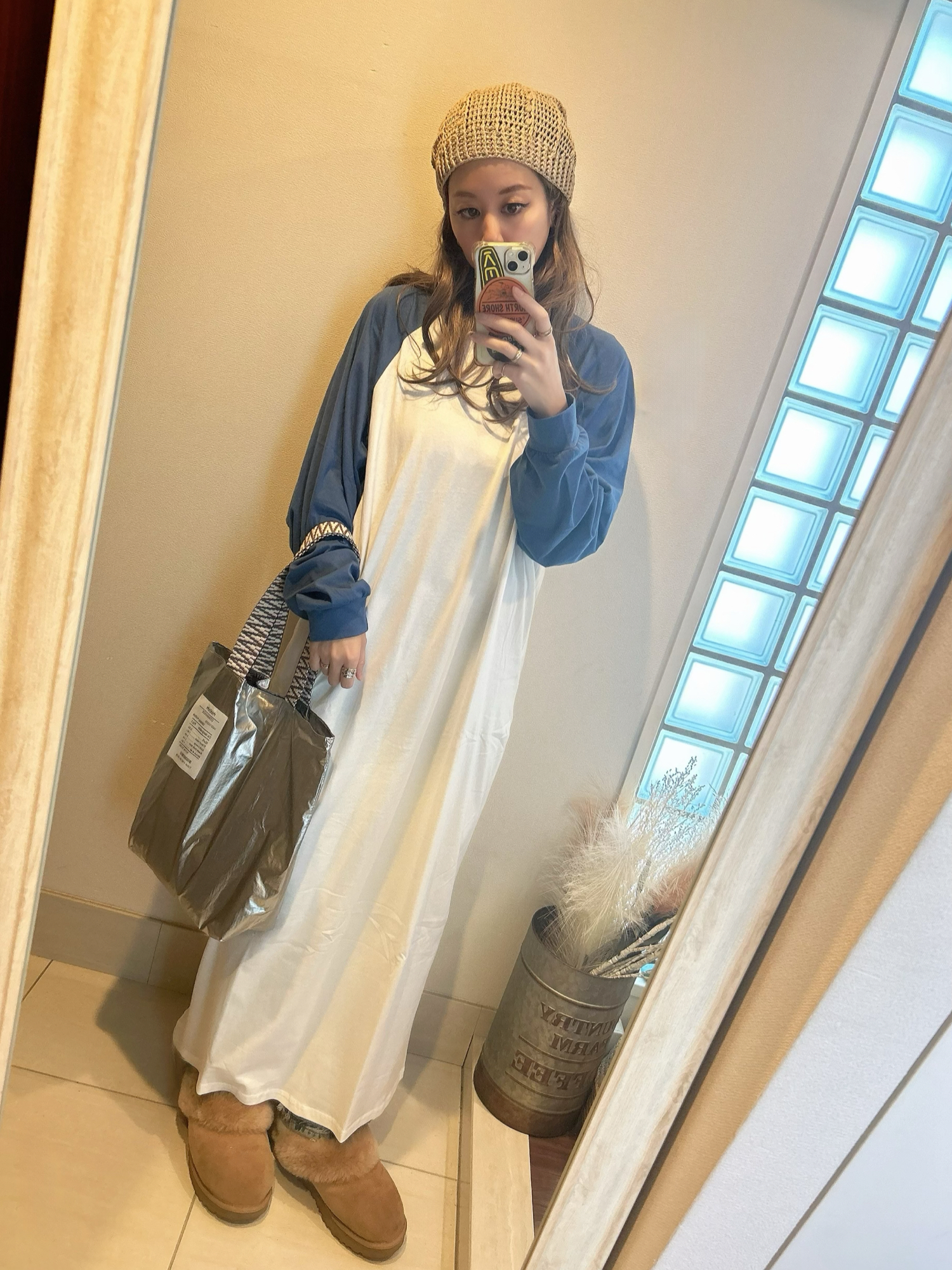 ブルー系のワンピース、ベージュ系のニットキャップ/ビーニーを着用したレディースの冬コーディネートの3枚目の写真