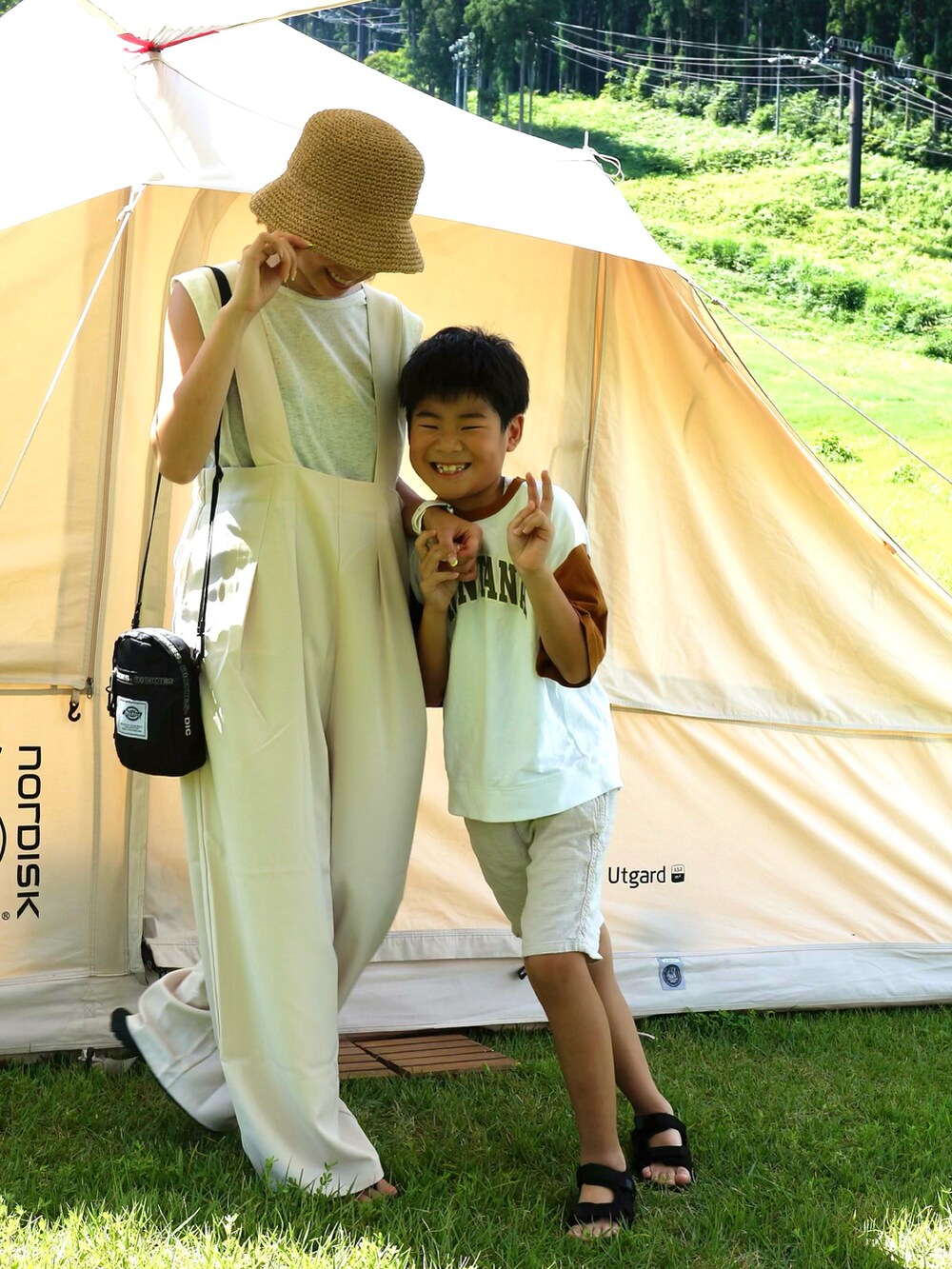 ホワイト系のサロペット/オーバーオール、ブラック系のショルダーバッグ、ブラック系のサンダルを着用したレディースの夏コーディネートの3枚目の写真