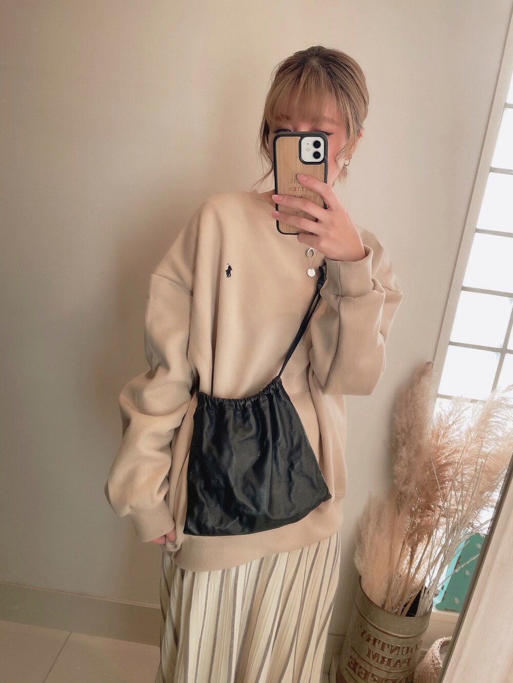 ブラック系のボディバッグ/ウエストポーチ、ブラック系のブーツを着用したレディースの冬コーディネートの3枚目の写真