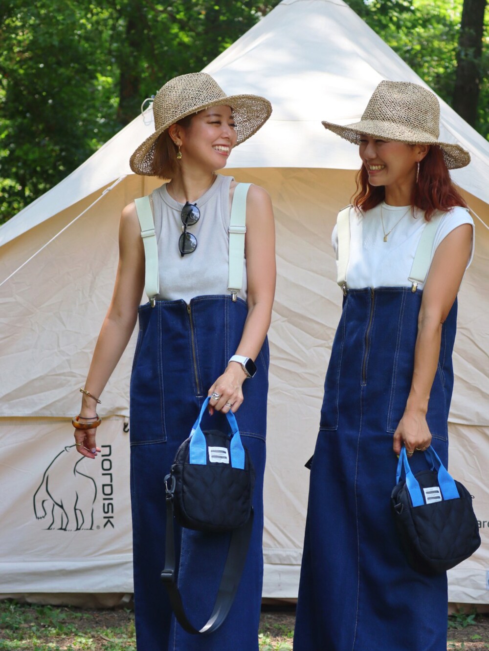 ブラック系のトートバッグ、ブラック系のサンダル、ベージュ系のハットを着用したレディースの夏コーディネートの2枚目の写真