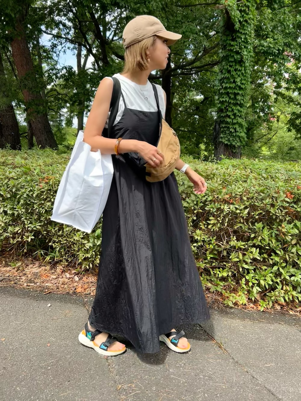 ブラック系のワンピース、ブラウン系のボディバッグ/ウエストポーチ、その他のサンダルを着用したレディースの夏コーディネートの3枚目の写真