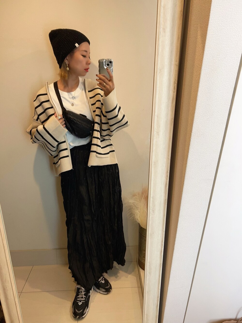 ホワイト系のカーディガン/ボレロ、ブラック系のボディバッグ/ウエストポーチ、ブラック系のスカートを着用したレディースの夏コーディネートの2枚目の写真