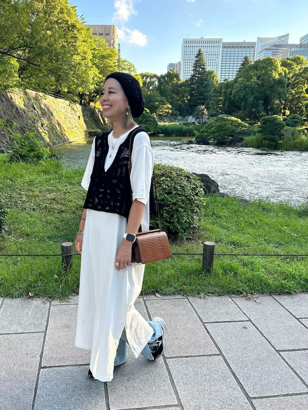 ブラック系のベスト、ブラック系のスニーカー、ブラック系のニットキャップ/ビーニーを着用したレディースの秋コーディネートの3枚目の写真