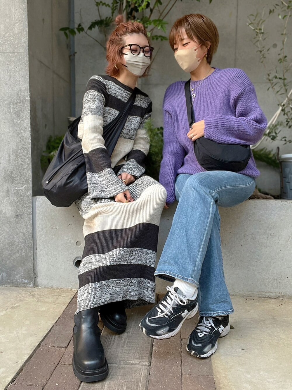 ブルー系のニット/セーター、ブラック系のショルダーバッグ、ブルー系のデニムパンツを着用したレディースの冬コーディネートの2枚目の写真