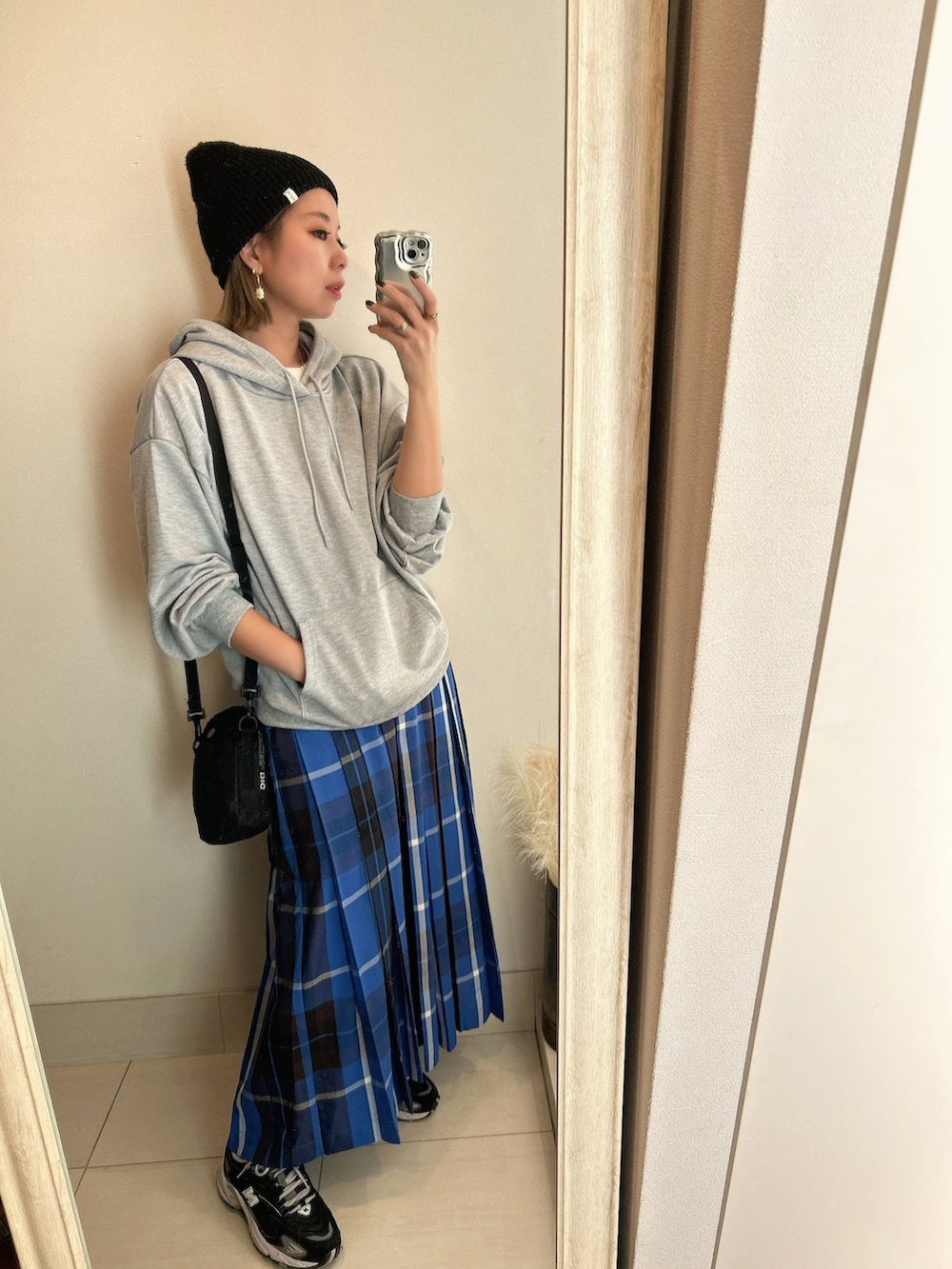 「ファッションを楽しもう、お出かけコーデ、チェックスカート、チェック柄、パーカー、大人かわいい、スカートコーデ、ゆるコーデ、大人女子」｜「URBAN RESEARCH Sonny Labelのチェックプリーツイージースカート（スカート、ブルー系）」を使った、asmさん（レディース・161cm）の秋コーディネートの2枚目の写真