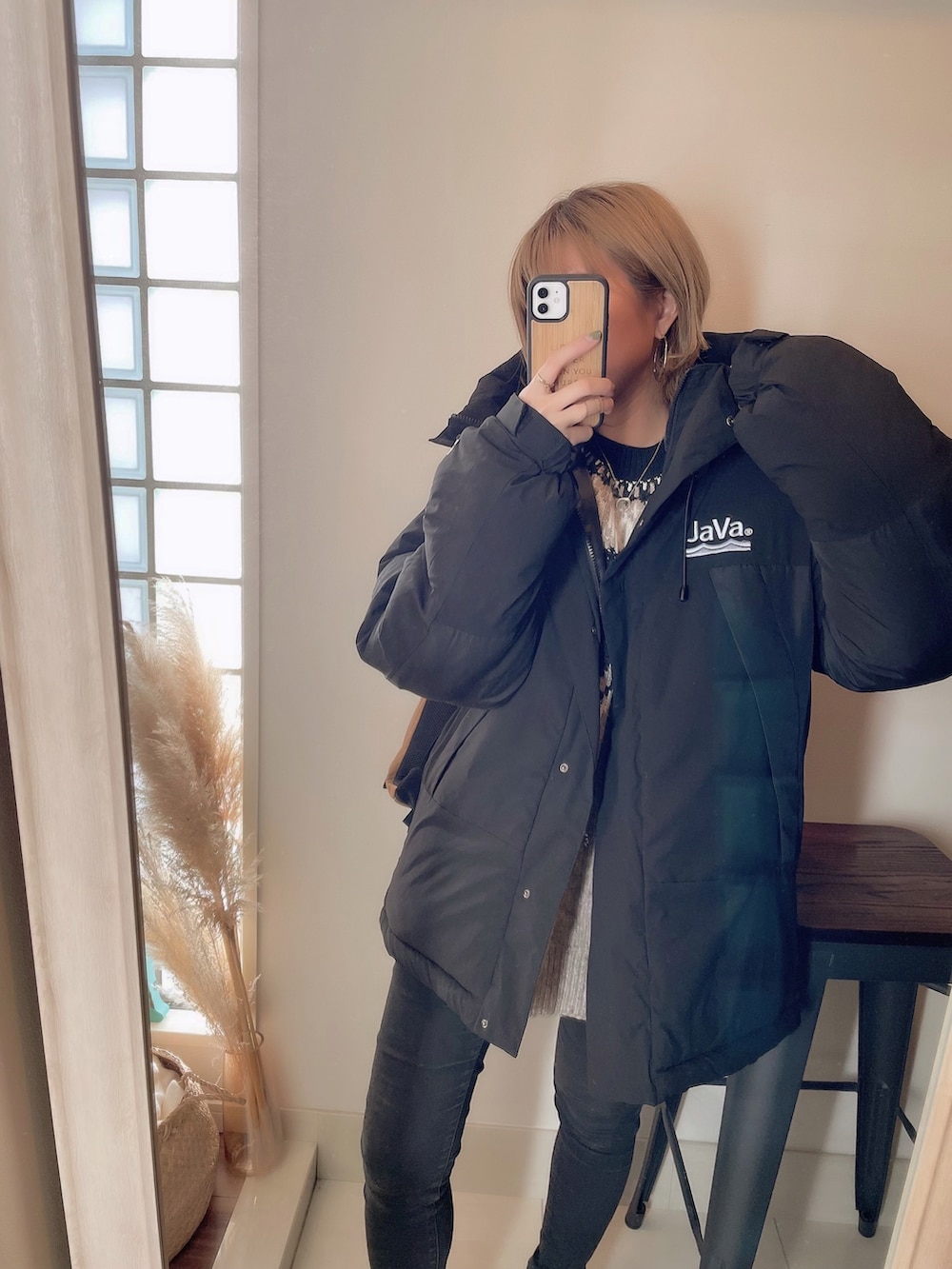 ブラック系のダウンジャケット/コート、ブラック系のデニムパンツ、ベージュ系のその他シューズを着用したレディースの秋コーディネートの5枚目の写真