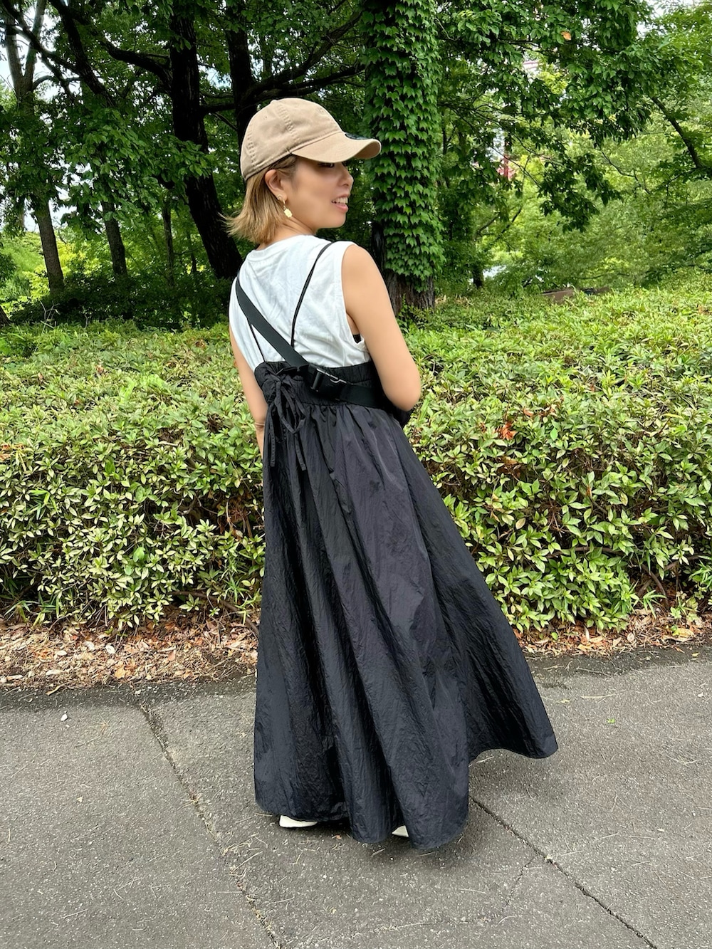 ブラック系のワンピース、ブラウン系のボディバッグ/ウエストポーチ、その他のサンダルを着用したレディースの夏コーディネートの4枚目の写真