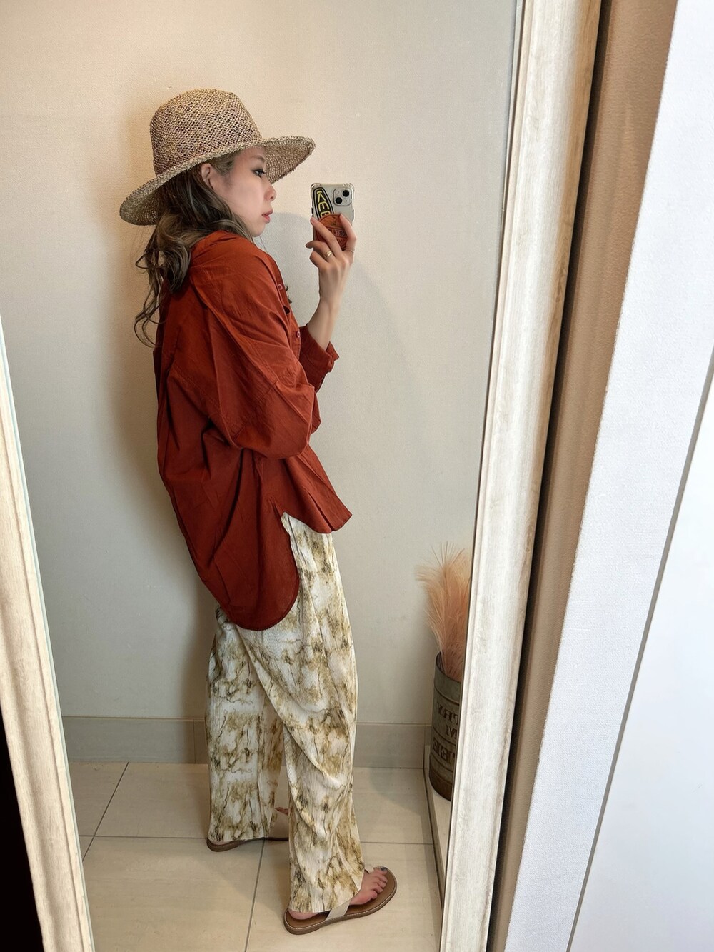 ブラウン系のシャツ/ブラウス、ホワイト系のサンダル、ベージュ系のハットを着用したレディースの春コーディネートの4枚目の写真