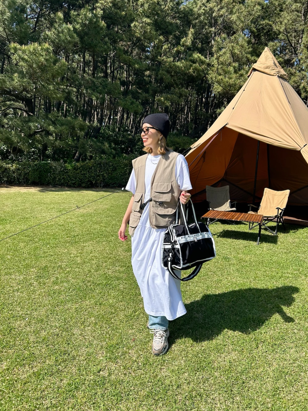 ホワイト系のワンピース、ブラウン系のスニーカー、ブラック系のニットキャップ/ビーニーを着用したレディースの春コーディネートの2枚目の写真