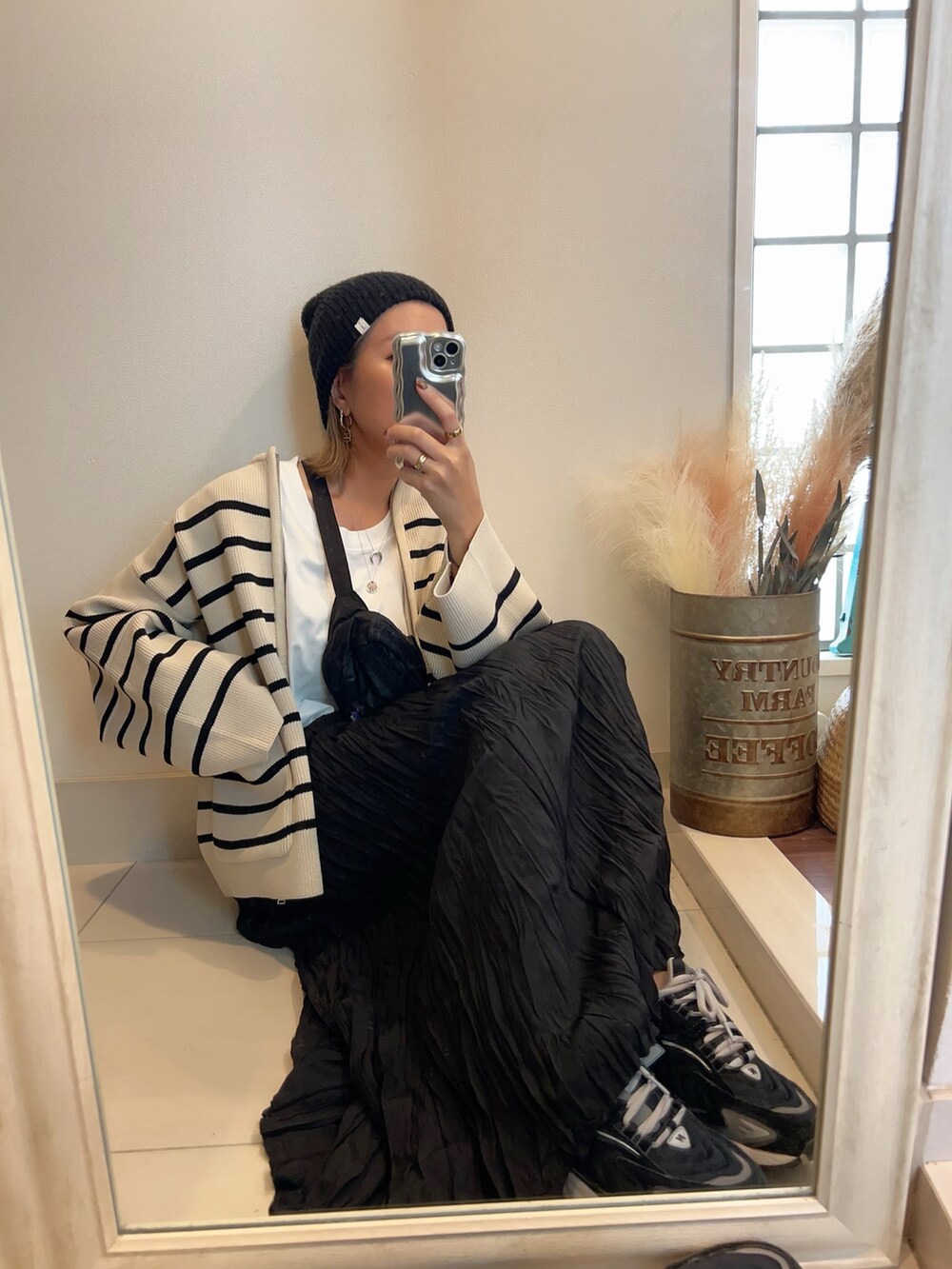 ホワイト系のカーディガン/ボレロ、ブラック系のボディバッグ/ウエストポーチ、ブラック系のスカートを着用したレディースの夏コーディネートの3枚目の写真