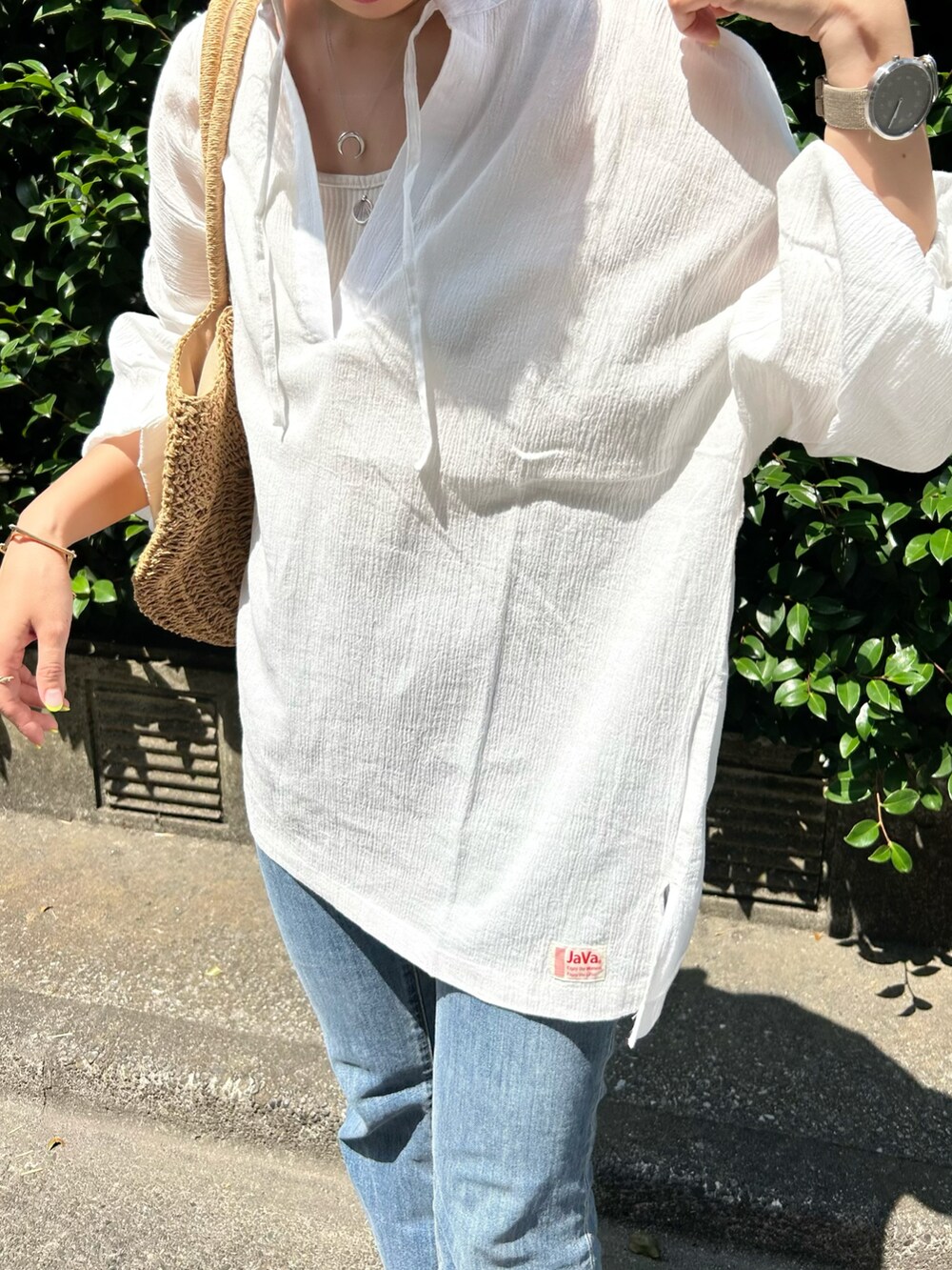 ホワイト系のシャツ/ブラウス、ブルー系のデニムパンツ、ホワイト系のサンダルを着用したレディースの夏コーディネートの4枚目の写真