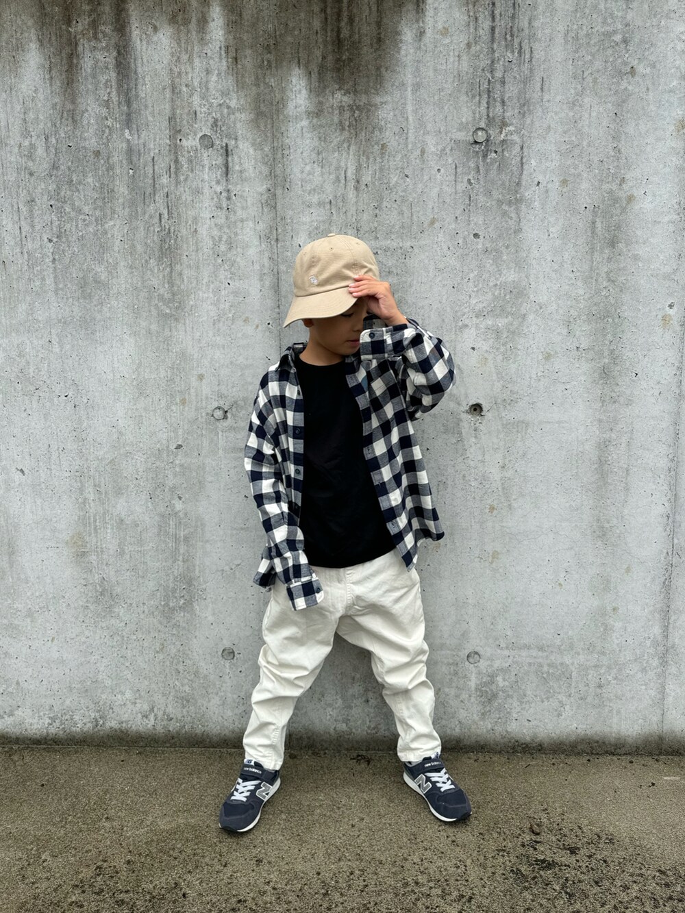 ブルー系のシャツ/ブラウス、ブラック系のスニーカー、ブラック系のTシャツ/カットソーを着用したキッズの秋コーディネートの3枚目の写真