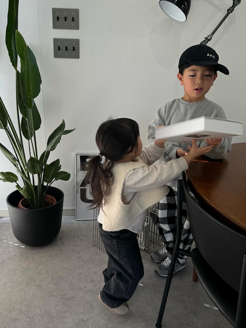 グレー系のスニーカー、ブラック系のキャップを着用したキッズの冬コーディネートの2枚目の写真