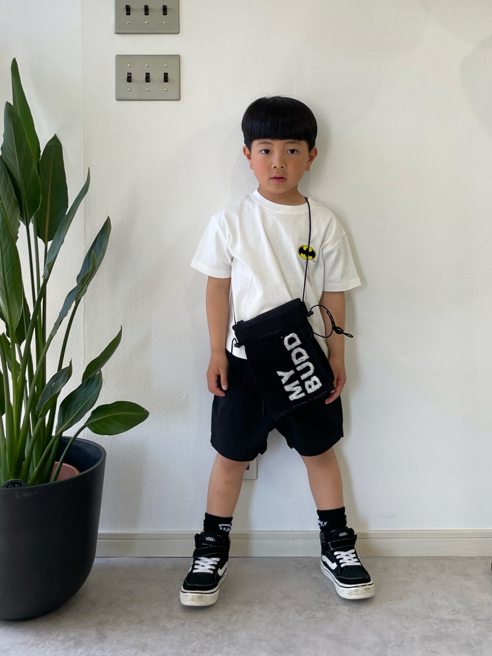 ホワイト系のTシャツ/カットソー、ブラック系のその他パンツ、ブラック系のスニーカーを着用したキッズの春コーディネートの4枚目の写真