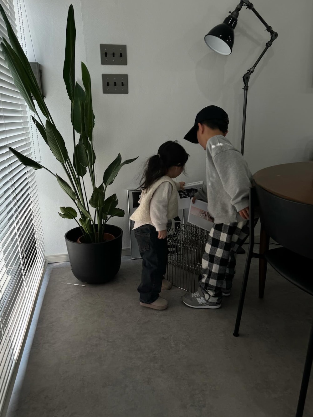 グレー系のスニーカー、ブラック系のキャップを着用したキッズの冬コーディネートの4枚目の写真