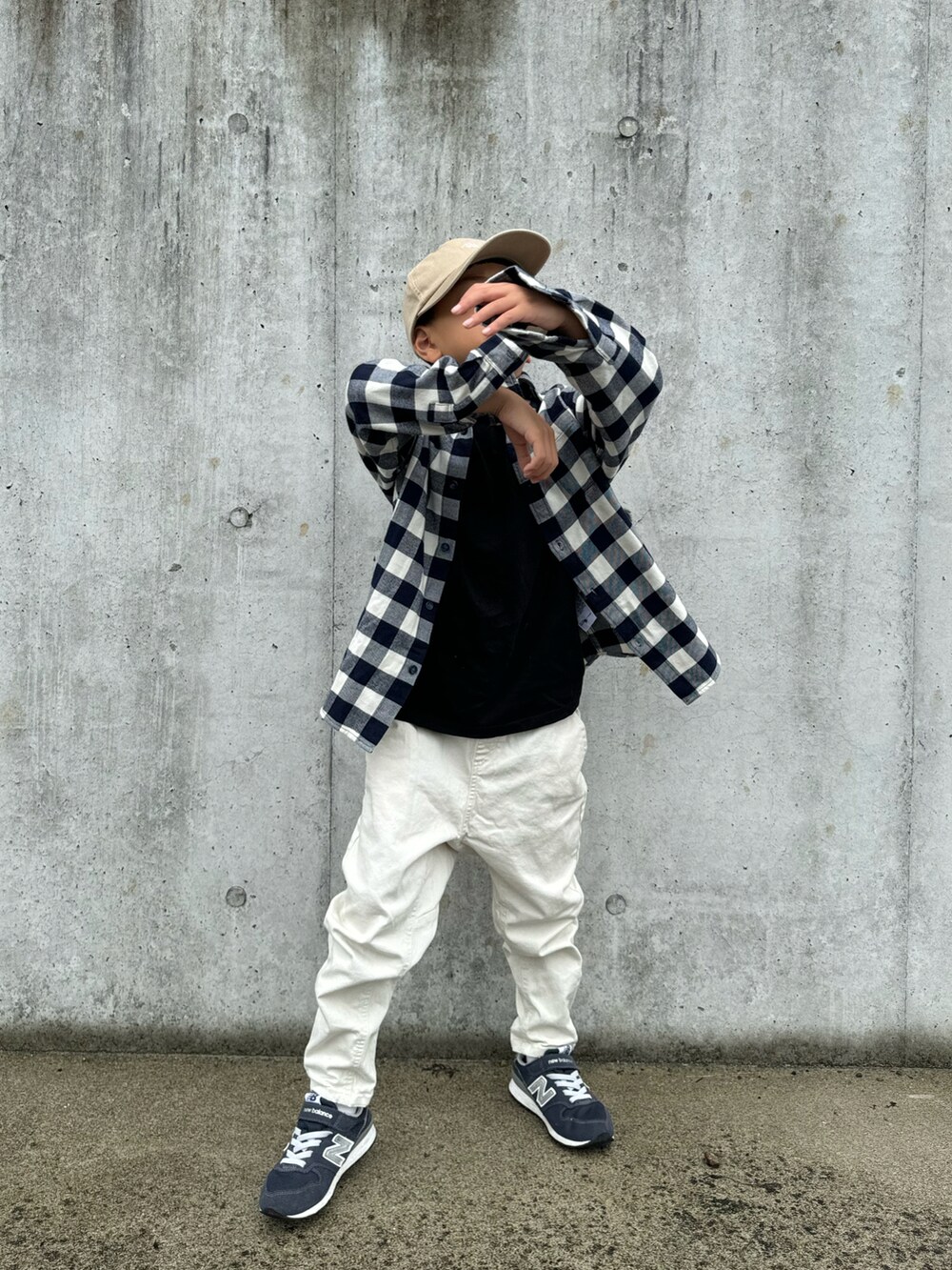 ブルー系のシャツ/ブラウス、ブラック系のスニーカー、ブラック系のTシャツ/カットソーを着用したキッズの秋コーディネートの2枚目の写真