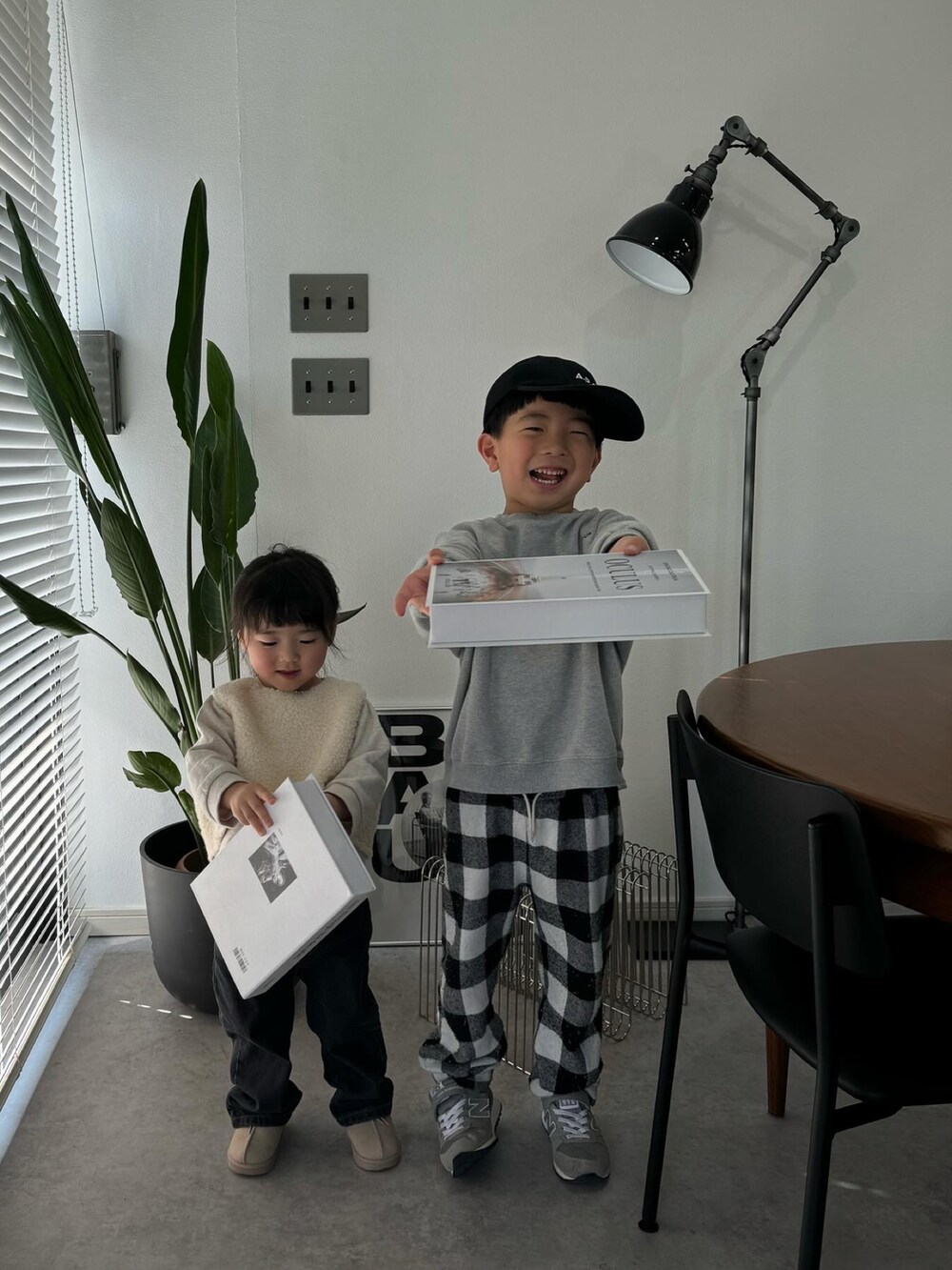 グレー系のスニーカー、ブラック系のキャップを着用したキッズの冬コーディネートの5枚目の写真