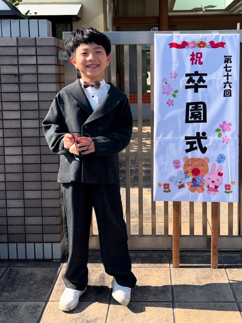 ホワイト系のシャツ/ブラウス、グレー系のテーラードジャケット、グレー系のその他パンツを着用したキッズの春コーディネートの2枚目の写真