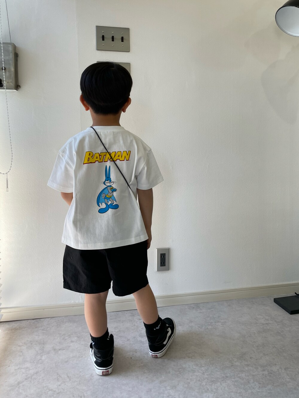 ホワイト系のTシャツ/カットソー、ブラック系のその他パンツ、ブラック系のスニーカーを着用したキッズの春コーディネートの3枚目の写真