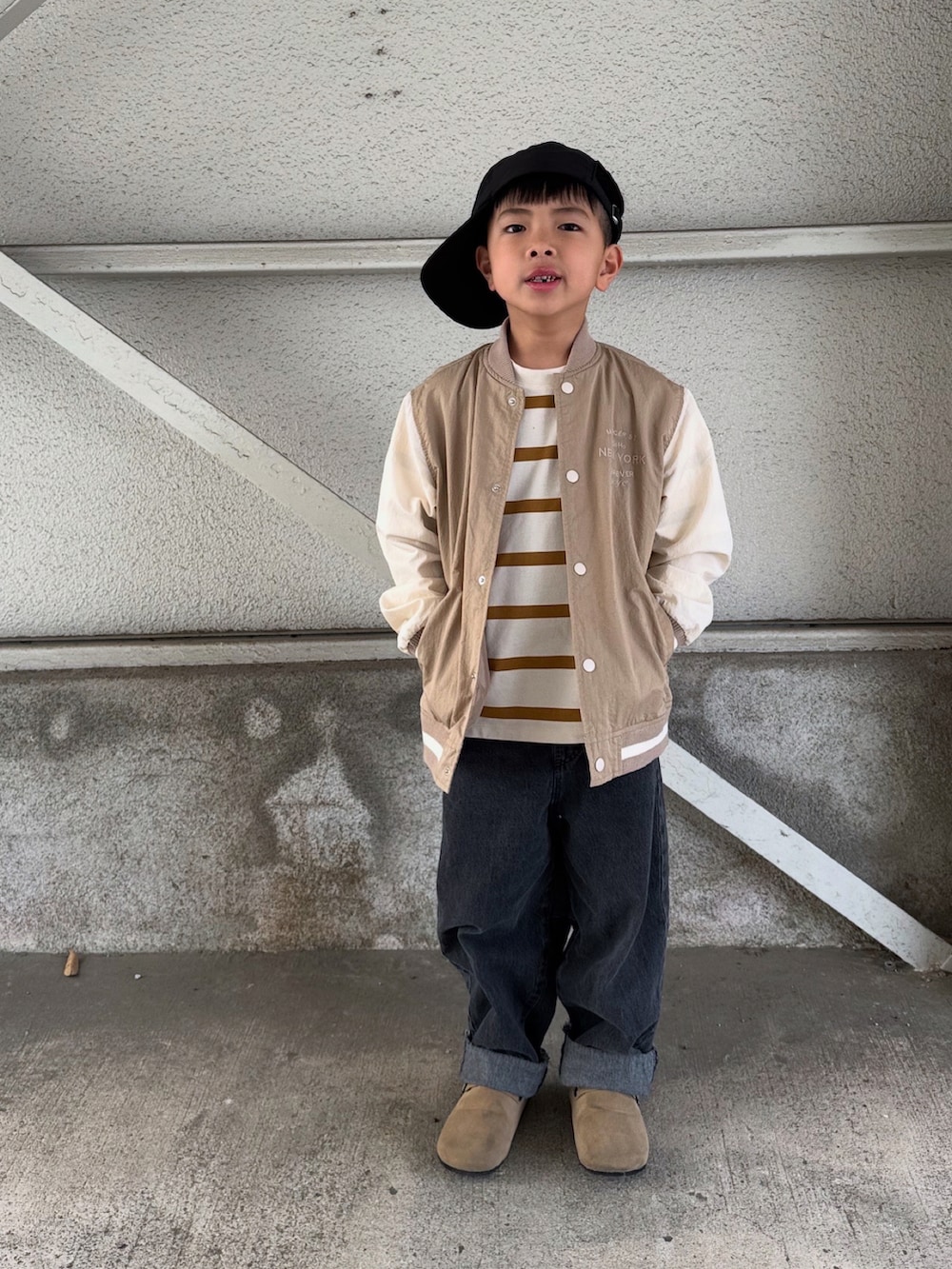 ブラウン系のTシャツ/カットソー、ブラック系のデニムパンツ、ベージュ系のサンダルを着用したキッズの春コーディネートの2枚目の写真