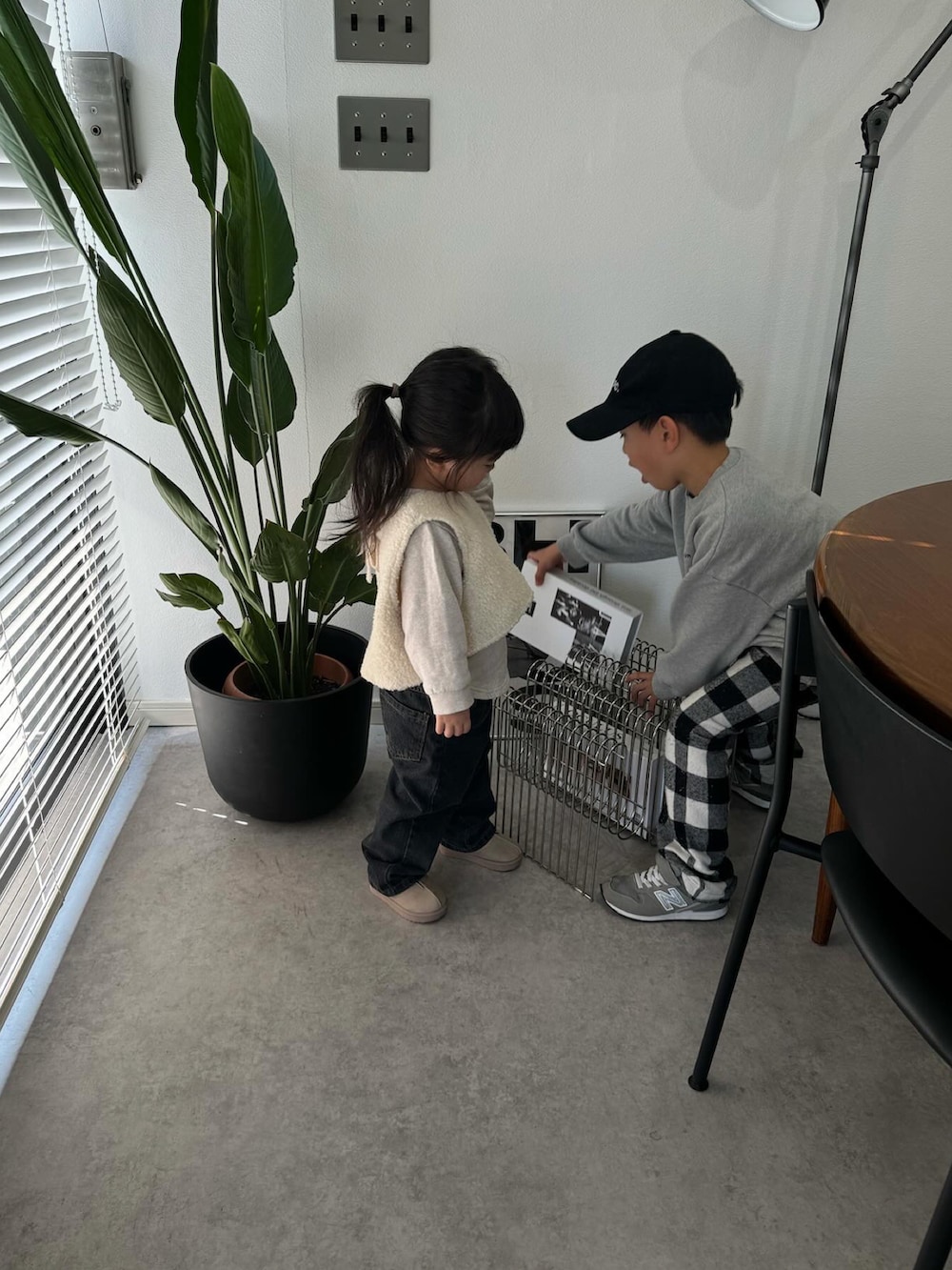 グレー系のスニーカー、ブラック系のキャップを着用したキッズの冬コーディネートの3枚目の写真