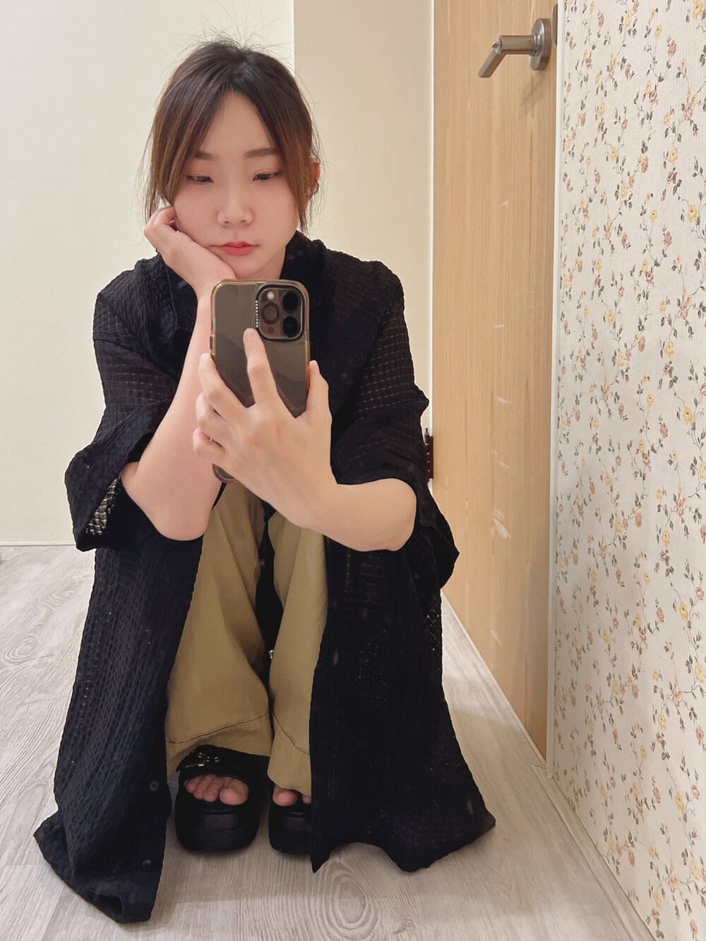 「夏コーデ、休日コーデ、大人カジュアル、おしゃれさんと繋がりたい、moussy、Heather、mouggan、ブラック、サンダル、シンプルコーデ」｜「MOUSSYのMONOGRAM MINI HANDLE バッグ（ショルダーバッグ、ブラウン系）」を使った、こうさん（レディース・160cm）の夏コーディネートの2枚目の写真