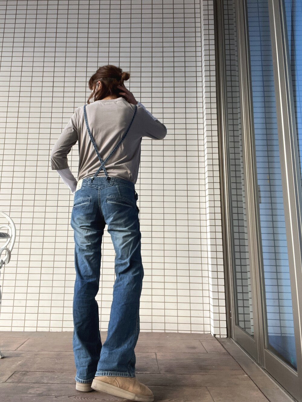 「サロペット、在宅スタイル、イヌの散歩、johnbull」｜「Deuxieme Classeの*【SUICOKE/スイコック】ムートン sabots（ブーツ、ベージュ系）」を使った、びゅーさん（レディース・170cm）の秋コーディネートの2枚目の写真