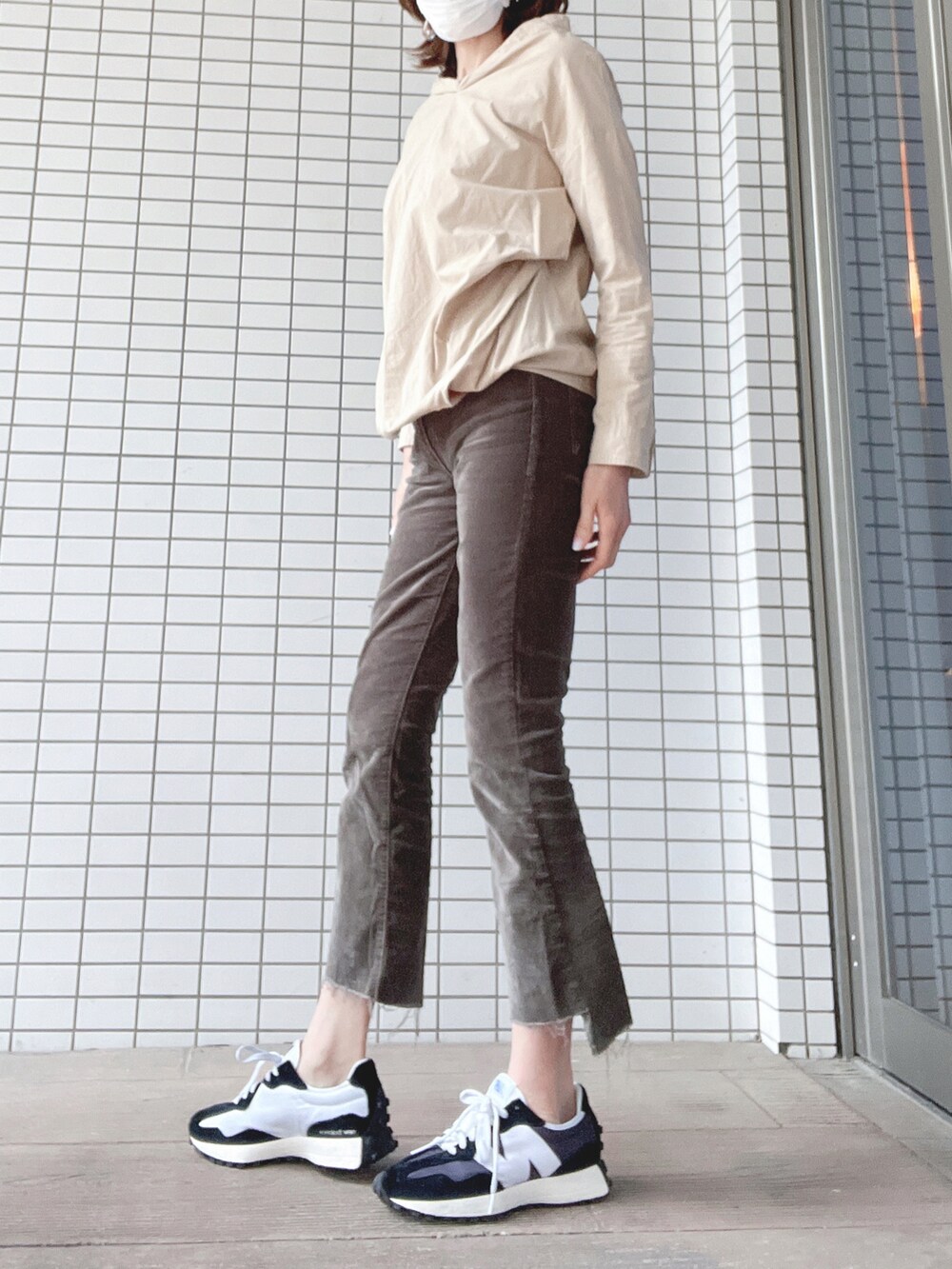 「スニーカー、高身長女子、大人カジュアル、マザー(mother)、Gジャン」｜「NEW BALANCEのMS327（スニーカー、ブラック系）」を使った、びゅーさん（レディース・170cm）の夏コーディネートの2枚目の写真