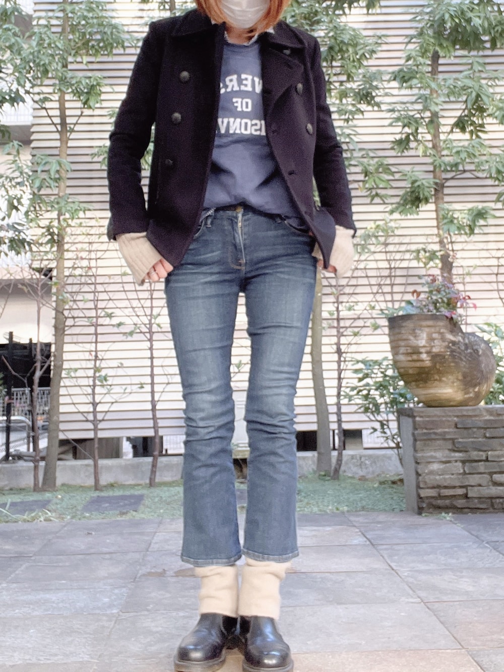 「高身長女子、ピーコート、ローファー、レッグウォーマー、デニム」｜「Dr. Martensの【Dr.Martens /ドクターマーチン】CHELSEA BOOT/チェルシーブーツ/2976（ブーツ、ブラック系）」を使った、びゅーさん（レディース・170cm）の冬コーディネートの2枚目の写真