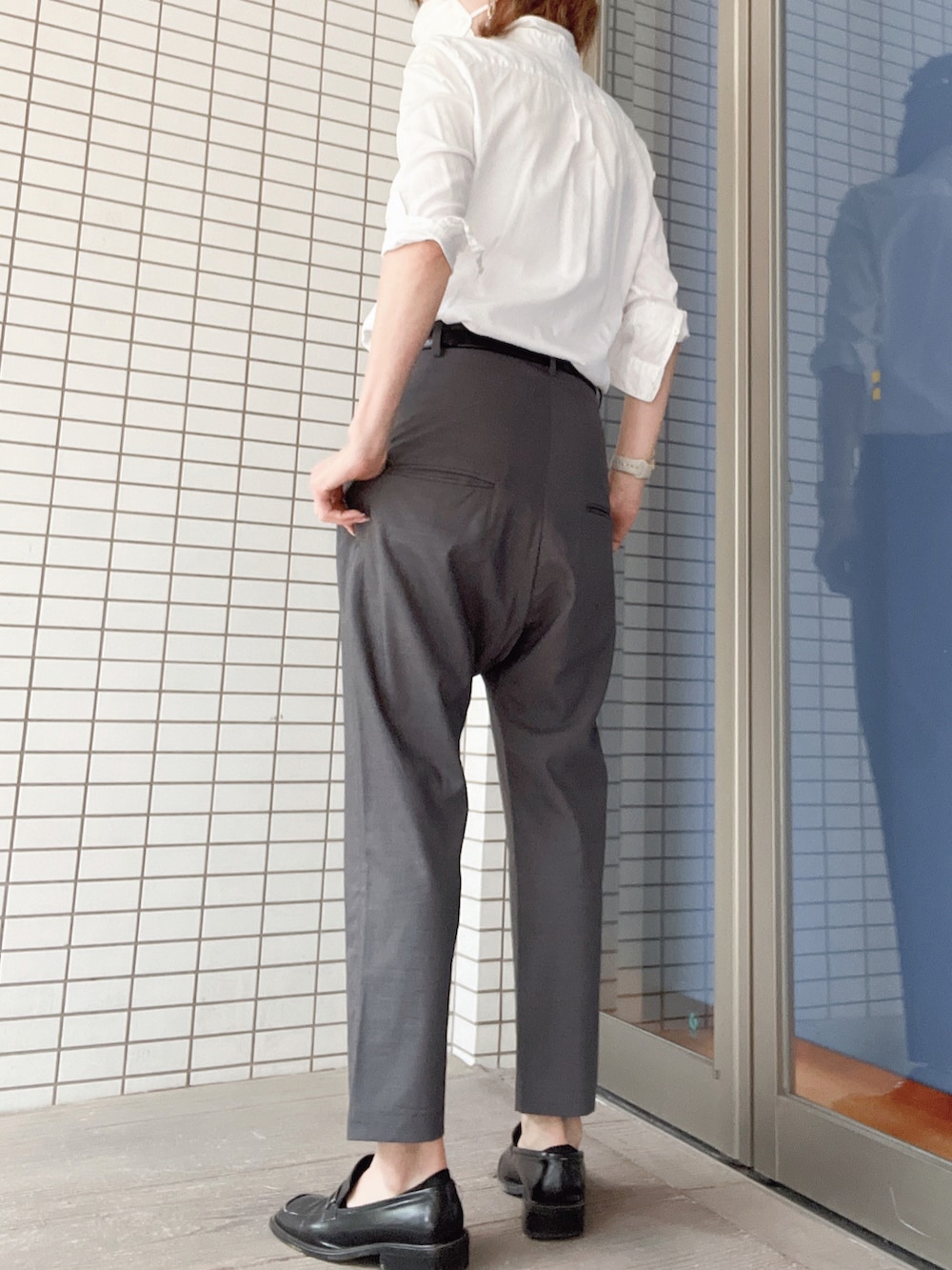 「サルエルパンツ、オトナ女子、高身長女子、白シャツ」｜「Deuxieme Classeのアイテム（シャツ/ブラウス、ホワイト系）」を使った、びゅーさん（レディース・170cm）の夏コーディネートの2枚目の写真